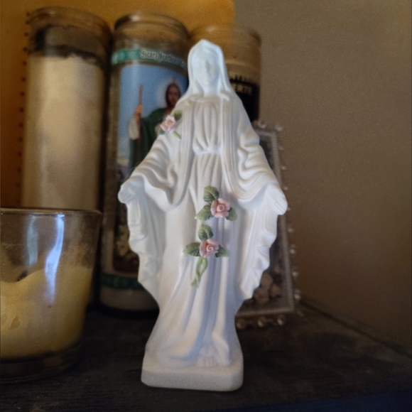 Vintage Collectable Touch of Roses Porcelain Virgin Mary Figurine w/ Pink Roses - Picture 3 of 3